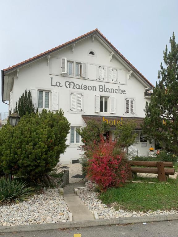 un edificio con un cartello che legge la ricaza blanca di Hôtel Maison Blanche a Yverdon-les-Bains