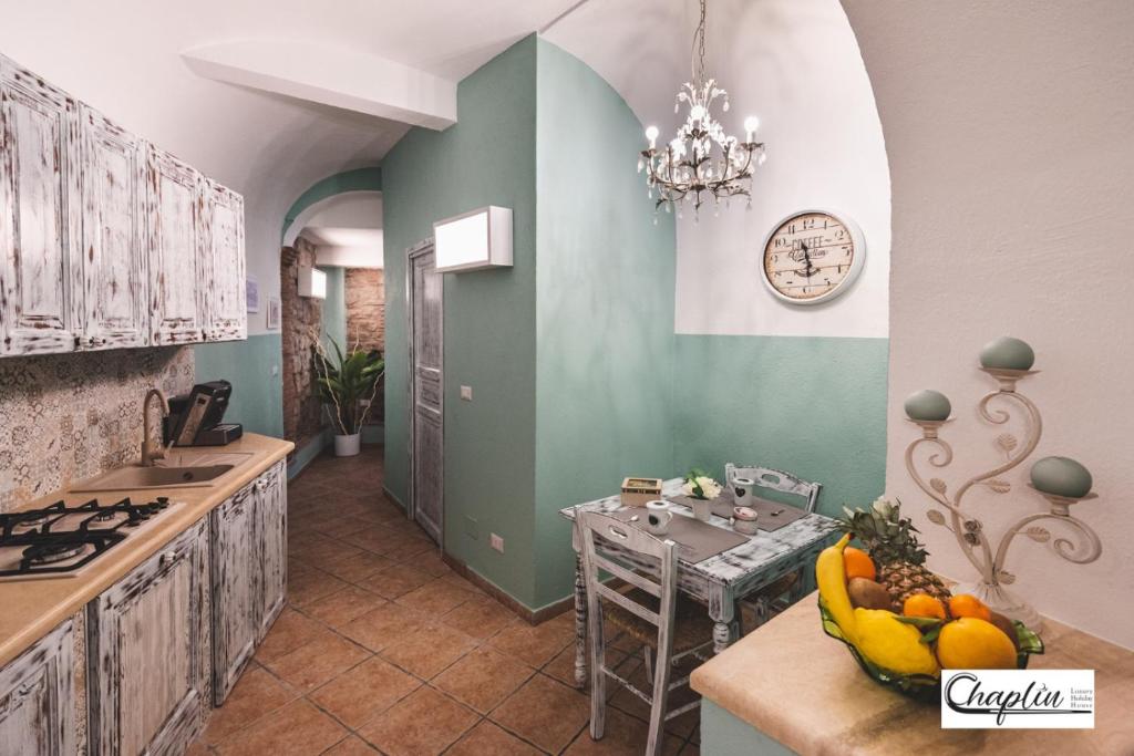 uma cozinha com uma mesa com fruta no balcão em CHAPLIN Luxury Holiday House em Viterbo