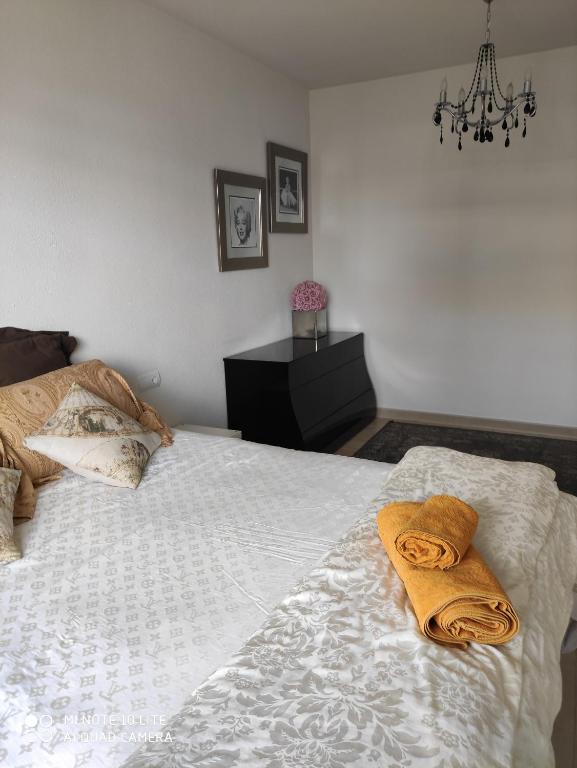 een slaapkamer met een bed met twee handdoeken erop bij Apartamento Salou lux por precio económico. in Salou