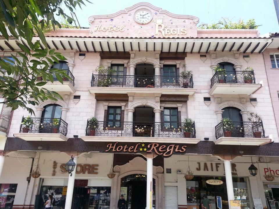 un edificio con un cartel de hotel delante en Hotel Regis, en Uruapan del Progreso