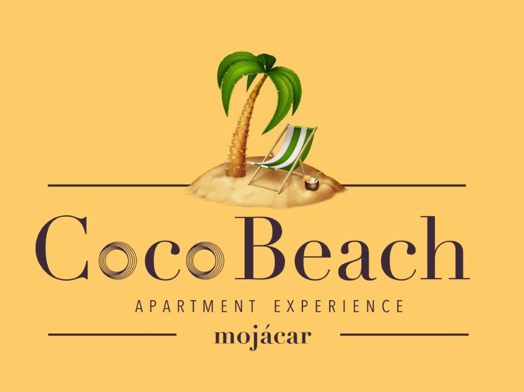 um logótipo do resort com uma palmeira e uma cadeira de praia em CocoBeach Mojácar em Mojácar