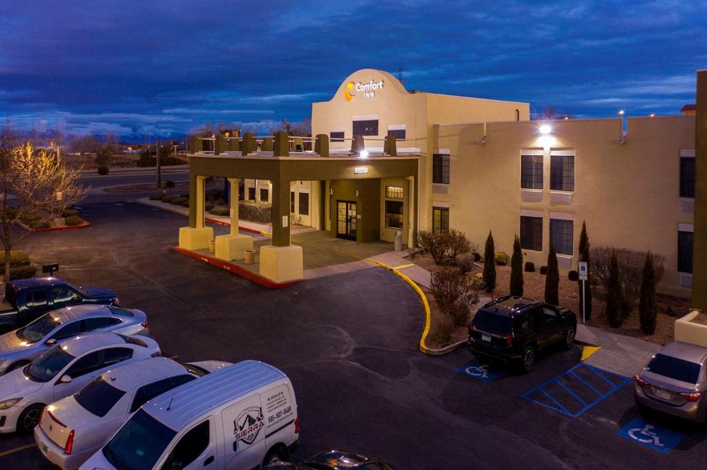 un hotel con coches estacionados en un estacionamiento en Comfort Inn, en Santa Fe