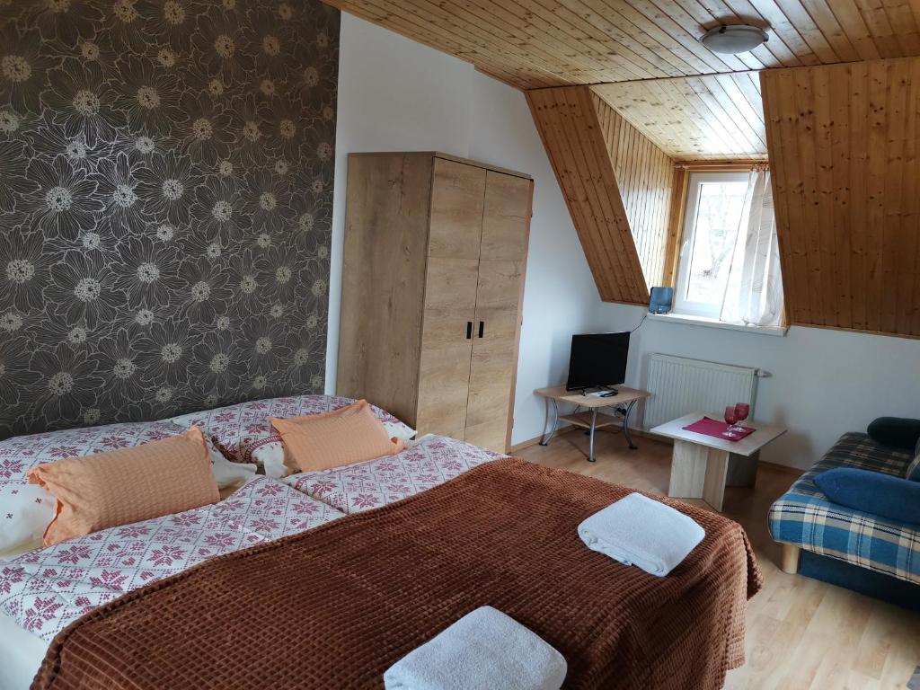 1 dormitorio con 1 cama grande en una habitación en A1 Štart, en Starý Smokovec