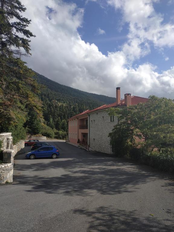 samochód zaparkowany na parkingu obok budynku w obiekcie Vytina Mountain View Hotel w mieście Vytina