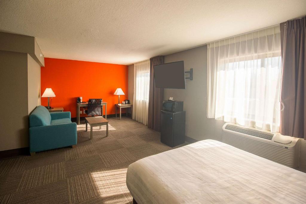 Un pat sau paturi într-o cameră la Quality Inn & Suites Hammond Near I-8090