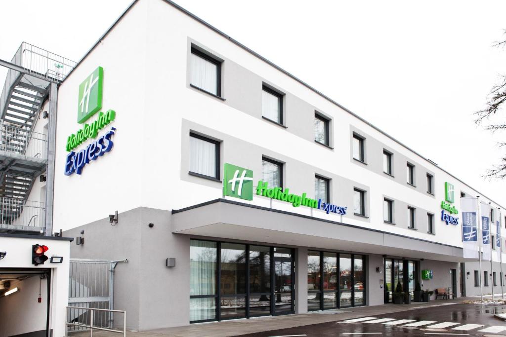 eine Darstellung der Vorderseite des Hotels in der Unterkunft Holiday Inn Express Munich - Olympiapark, an IHG Hotel in München