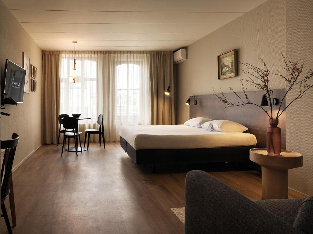 Tempat tidur dalam kamar di Townhouse Apartments Maastricht