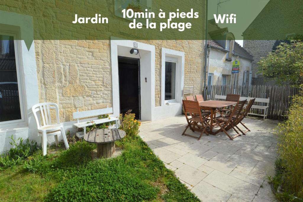 リュック・シュル・メールにあるMaison,appartement de charme bord de mer - Avec jardin et wifiのパティオ(テーブル、椅子付)