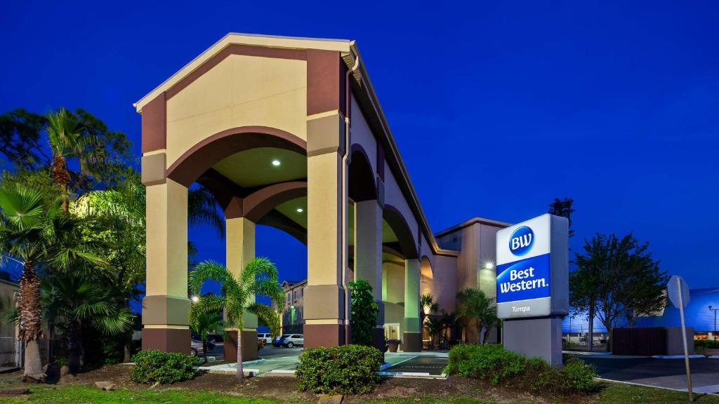 stacja benzynowa z napisem przed nią w obiekcie Best Western Tampa w mieście Tampa