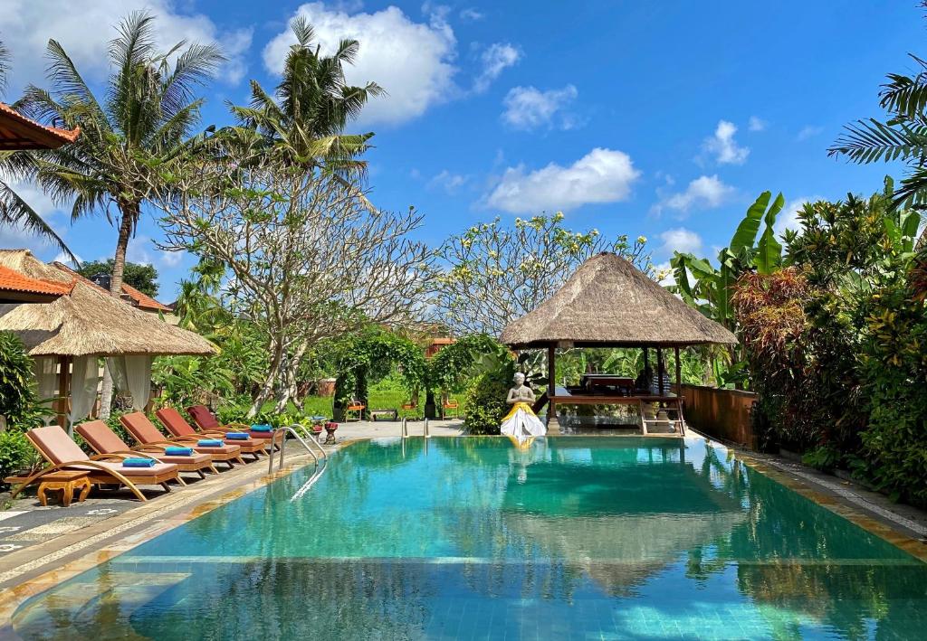 A piscina localizada em Gayatri ou nos arredores