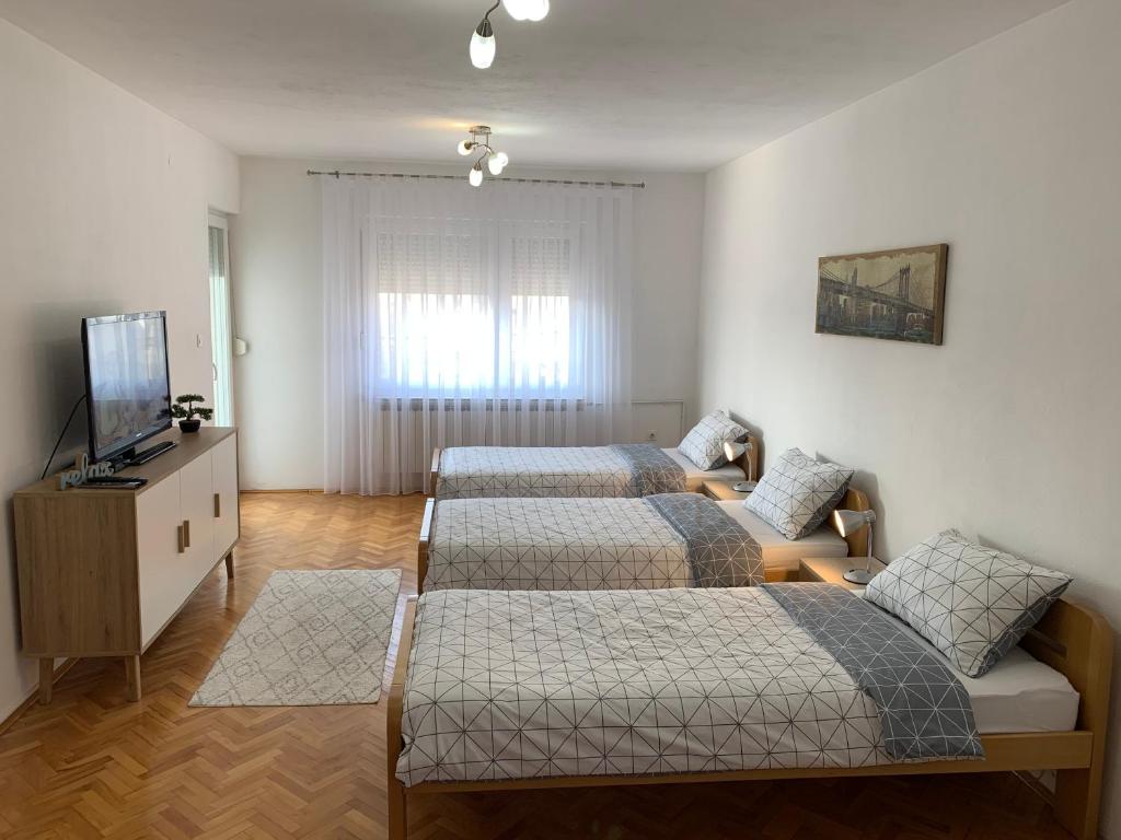 A bed or beds in a room at Apartmani Nedim