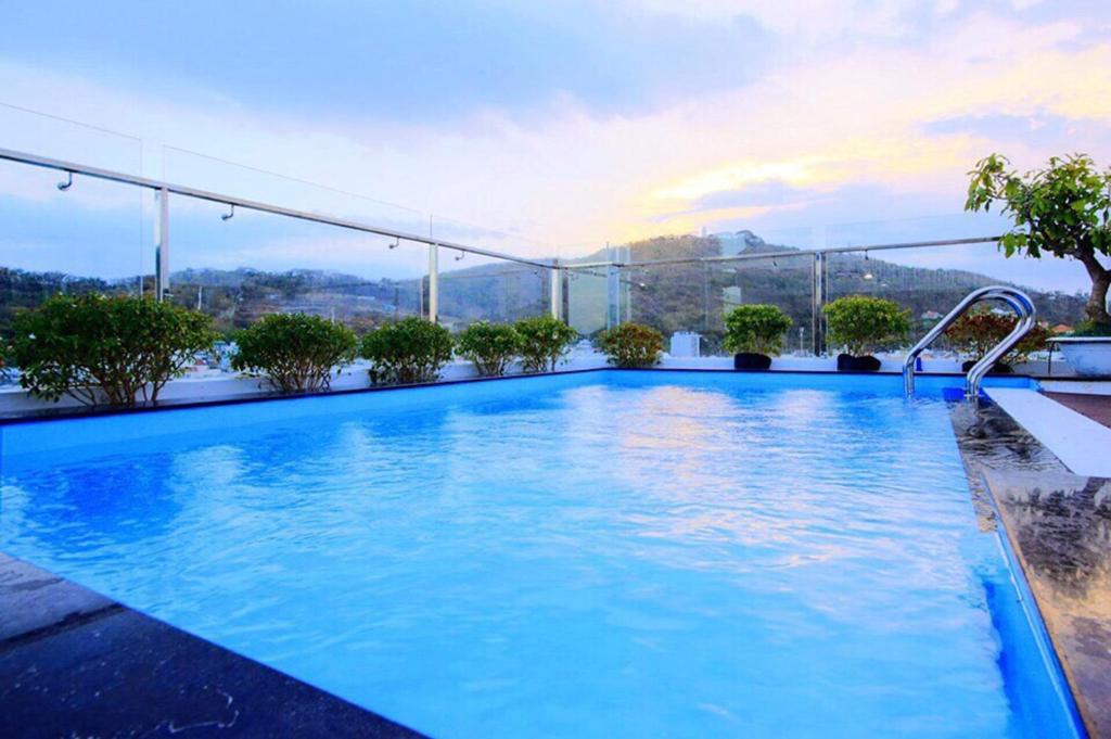 una piscina en la azotea de un edificio en Nếp Apartment Hotel, en Vung Tau