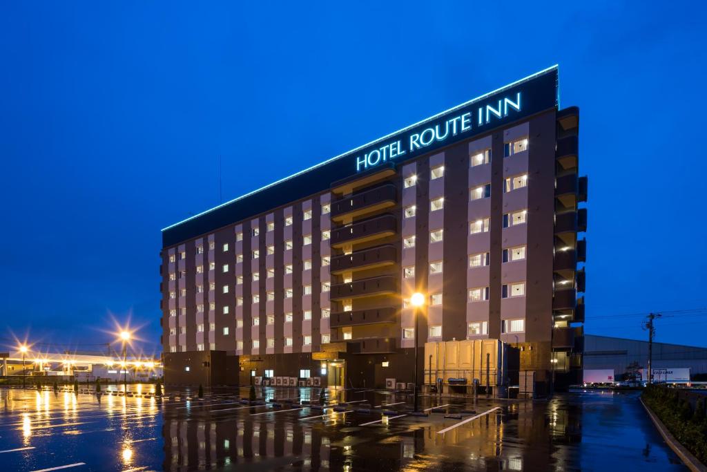 un hotel con un cartello che legge "Route Inn Hotel" di Hotel Route-Inn Isesaki Inter a Isesaki