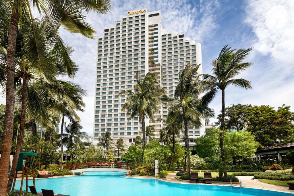 A piscina localizada em Shangri-La Jakarta ou nos arredores