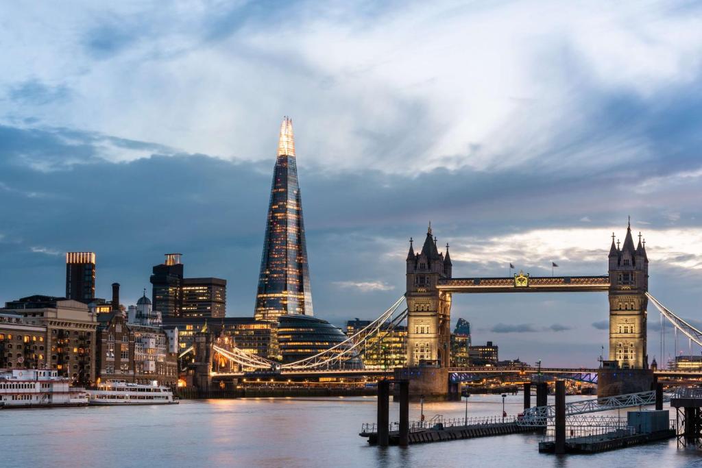 uma vista da cidade de Londres e da ponte da torre em Shangri-La The Shard, London em Londres