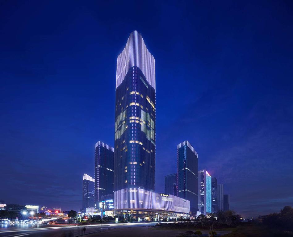 un edificio alto en una ciudad por la noche en Shangri-La Yiwu, en Yiwu