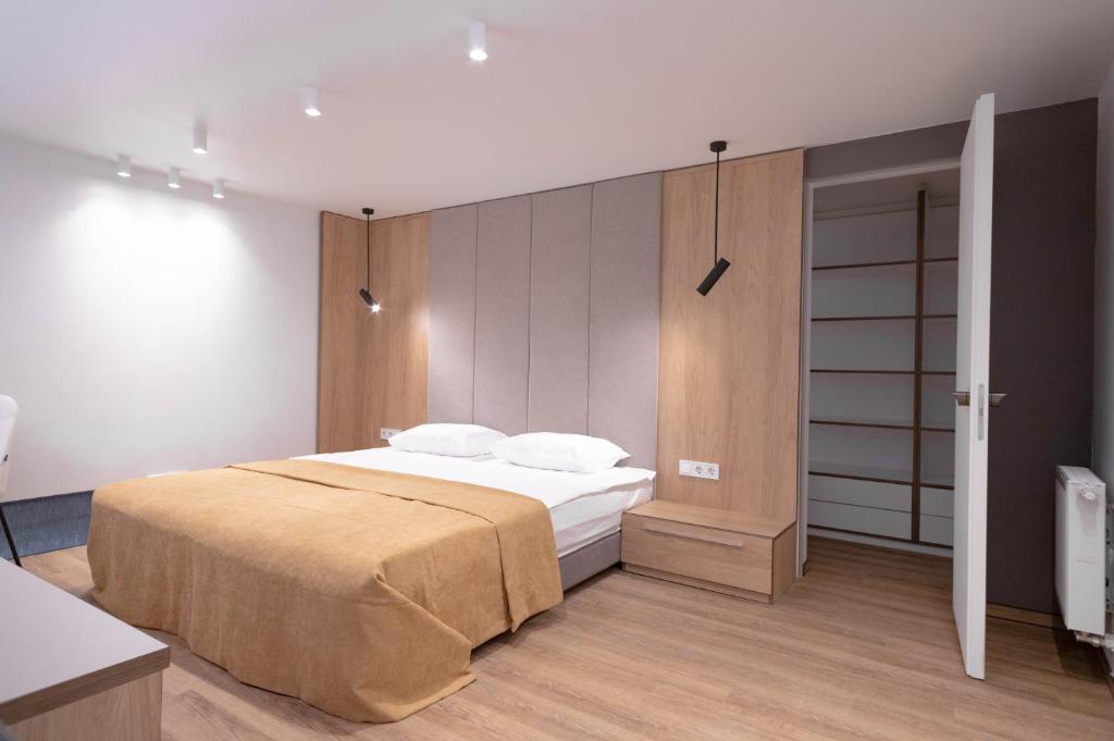 een slaapkamer met een bed en een kast bij Duke Apartments in Odessa