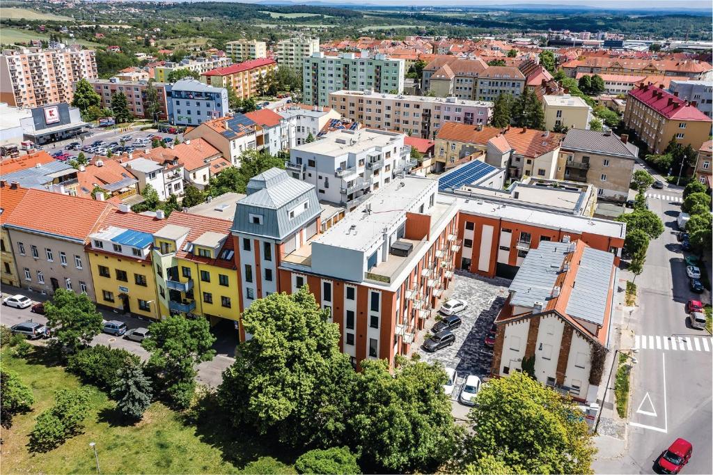 Kellerův mlýn - Apartmán s vlastní garáží, Znojmo centrum في زنويمو: اطلالة جوية على مدينة بها مباني