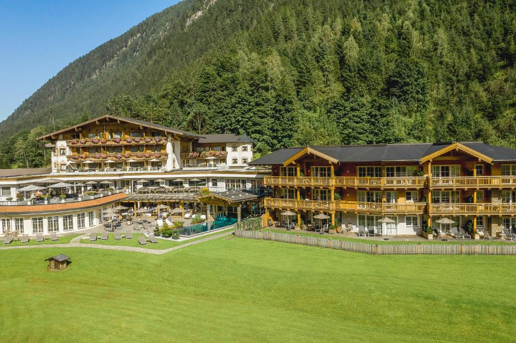 uma vista aérea de um resort com uma montanha em Living & Spa Vitalhotel Edelweiss em Neustift im Stubaital