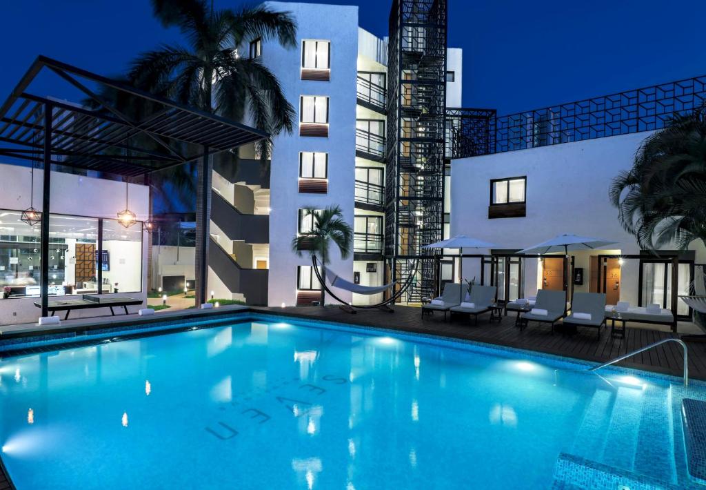 Seven Boutique Apartments Cancún في كانكون: مسبح امام مبنى