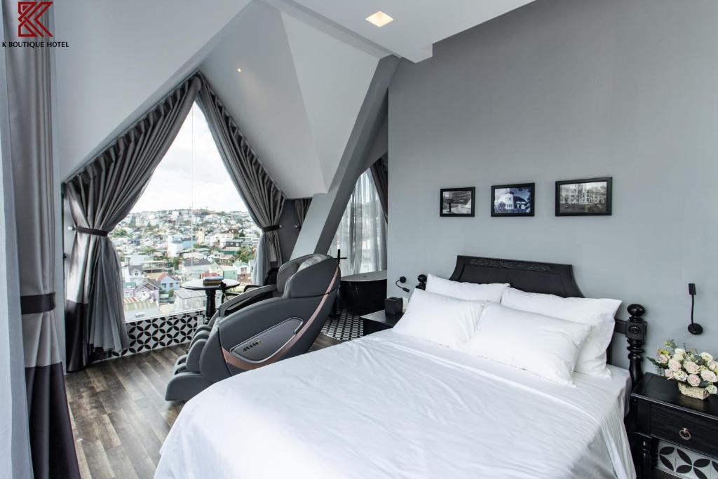 - une chambre avec un lit, une chaise et une fenêtre dans l'établissement TTR Skypool View Hotel, à Đà Lạt