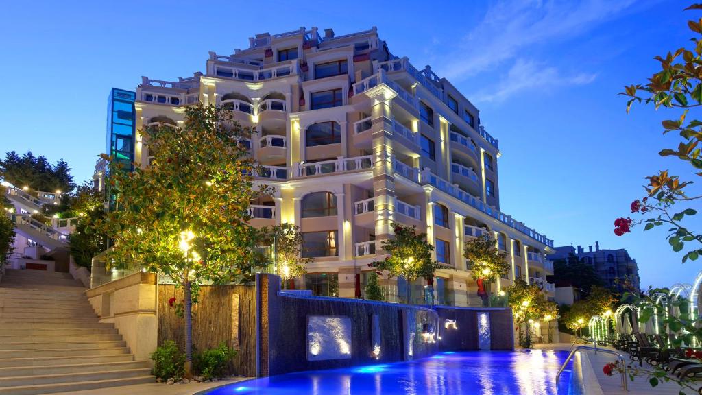 Luxurious and panoramic apartments at the beach in La Mer complex 내부 또는 인근 수영장