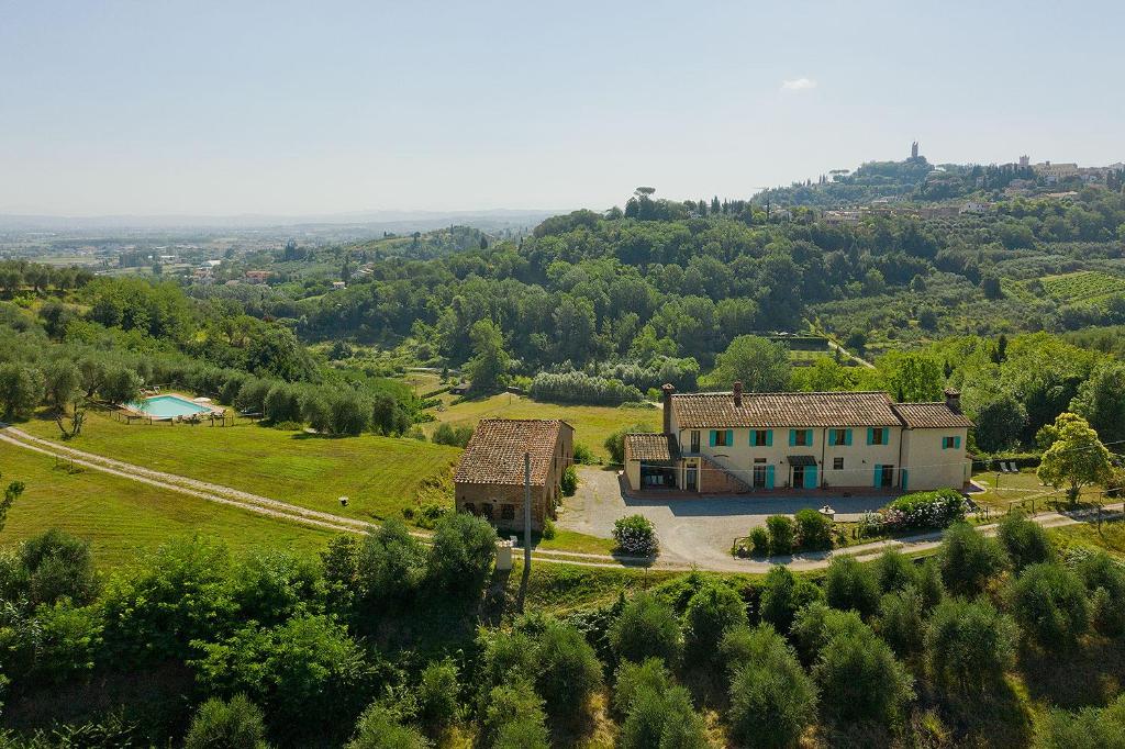 Vue aérienne d'une maison sur une colline dans l'établissement Podere l'Ulivo, à San Miniato