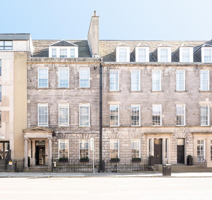 un gran edificio de ladrillo con ventanas blancas en Native Edinburgh, en Edimburgo