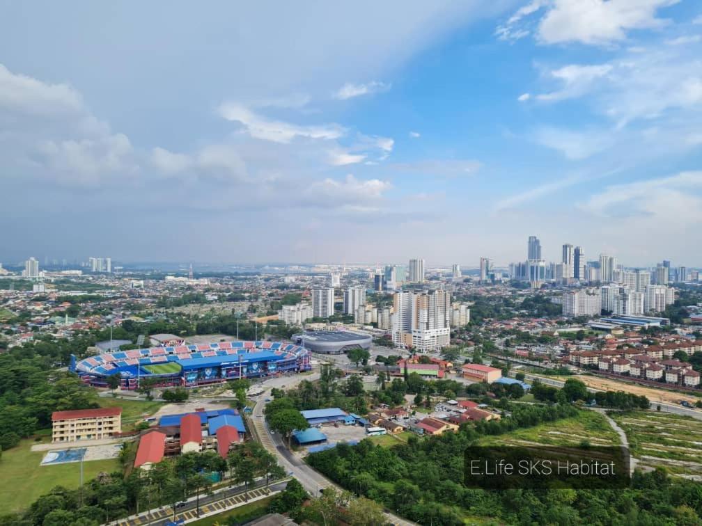 una vista aérea de una ciudad con edificios altos en E Life SKS Habitat With WiFi Netflix, en Johor Bahru