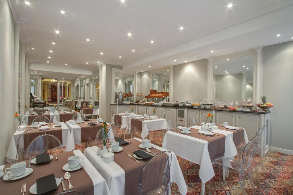 een kamer met tafels en stoelen in een restaurant bij Grand Hotel de l'Opera - BW Premier Collection in Toulouse