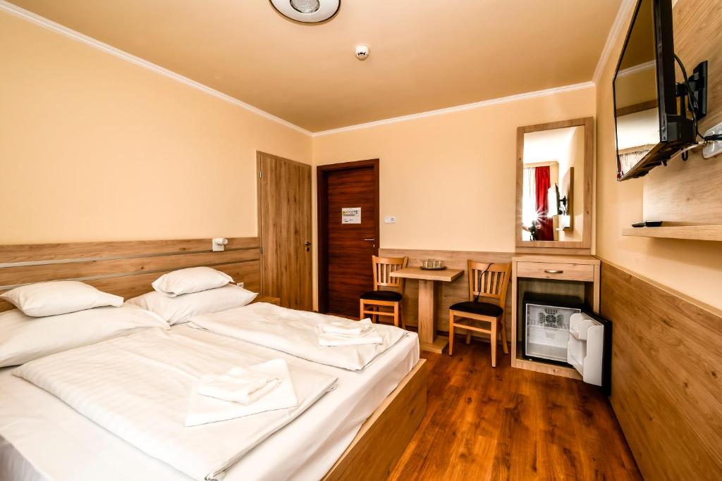 Una cama o camas en una habitación de Hotel Rózsa Csárda