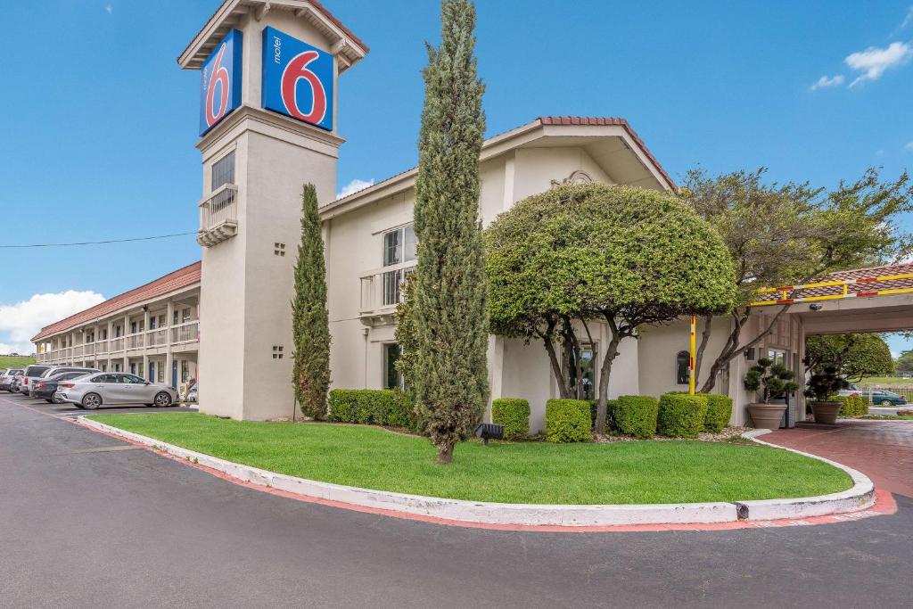 un bâtiment avec une tour d'horloge devant lui dans l'établissement Motel 6-Dallas, TX - Market Center, à Dallas