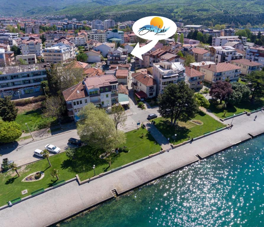 een luchtzicht op een stad naast een waterlichaam bij Blue Lake Apartments in Ohrid