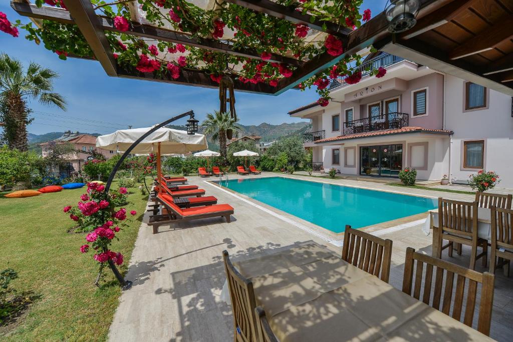 ein Bild einer Villa mit einem Pool in der Unterkunft Gocek Arion Hotel in Göcek