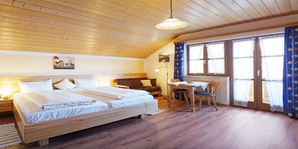 Una cama o camas en una habitación de Landhaus Petra