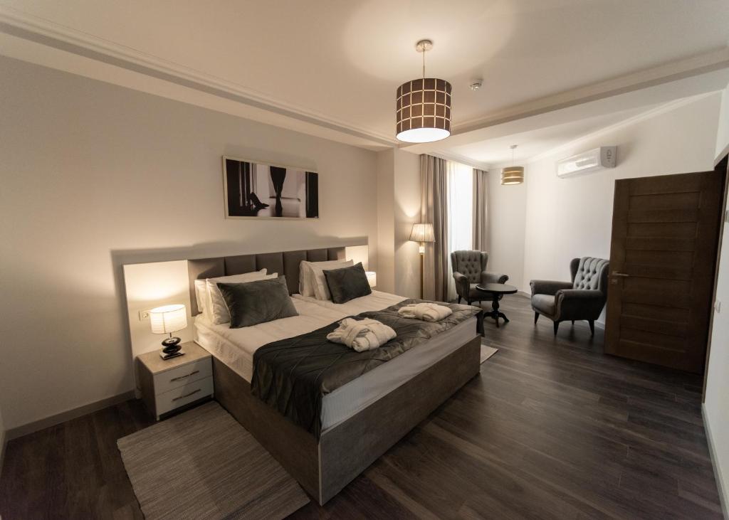 Rúm í herbergi á Downtown Suites Yerevan