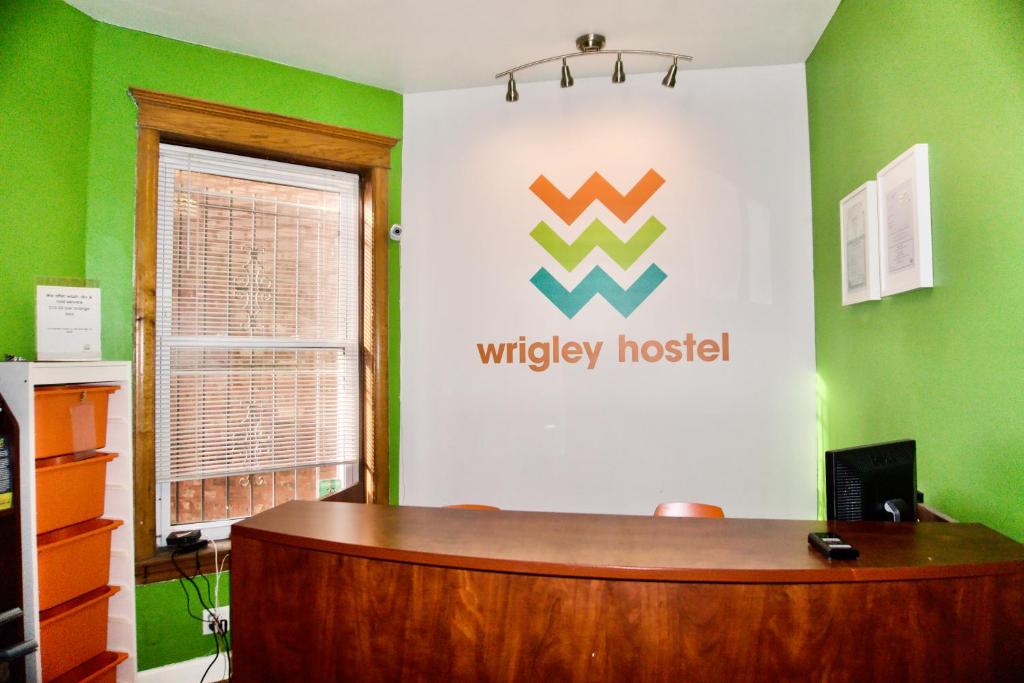 Una televisión o centro de entretenimiento en Wrigley Hostel - Chicago