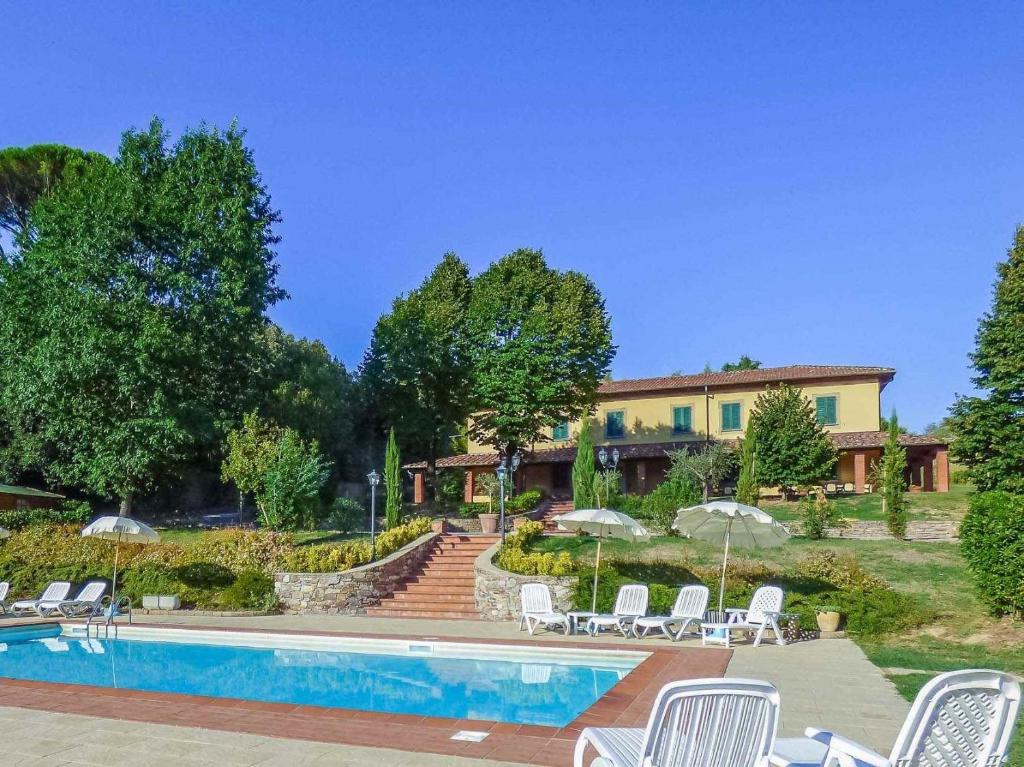 un complejo con piscina, sillas y una casa en Lucca Cycling Holidays Il Tiglio Rooms, en Lucca