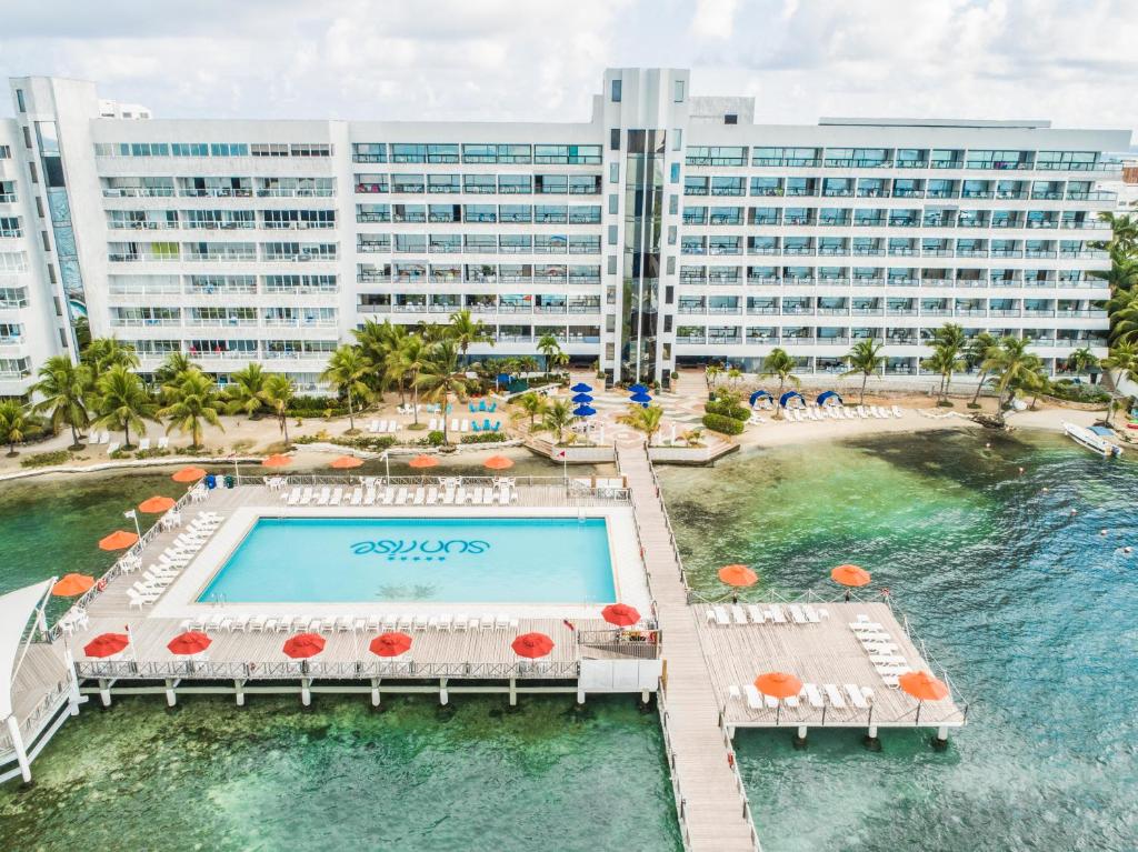 Poolen vid eller i närheten av GHL Hotel Sunrise