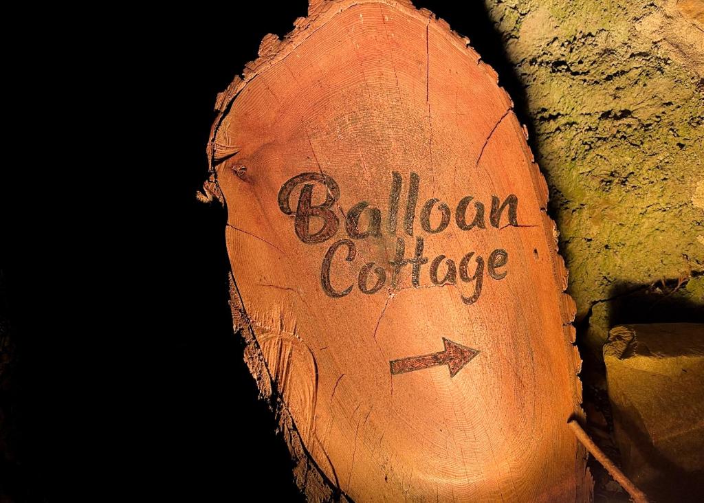 Sertifikat, penghargaan, tanda, atau dokumen yang dipajang di Balloan Cottage