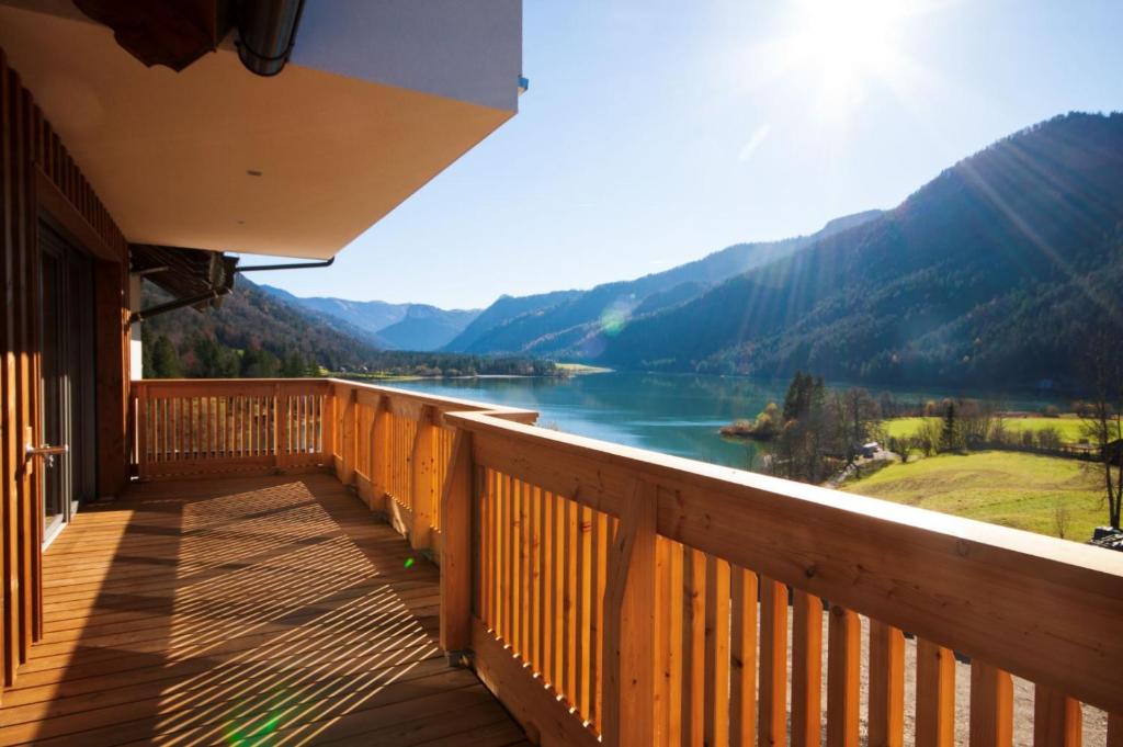 balcone con vista sul fiume e sulle montagne. di Landhaus Seereith a Faistenau