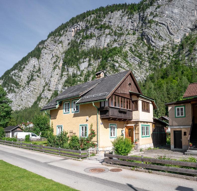 dom na ulicy z górą w tle w obiekcie Family Hideaway mit Baby- und Kleinkindausstattung w Hallstatt