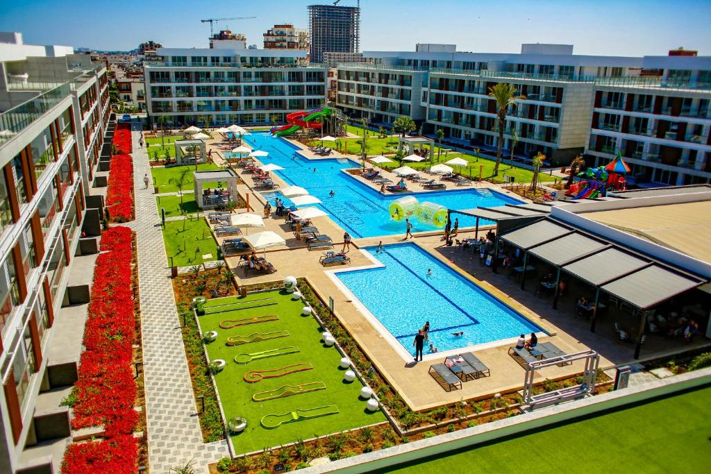 Басейн в Courtyard Long Beach Holiday Resort або поблизу