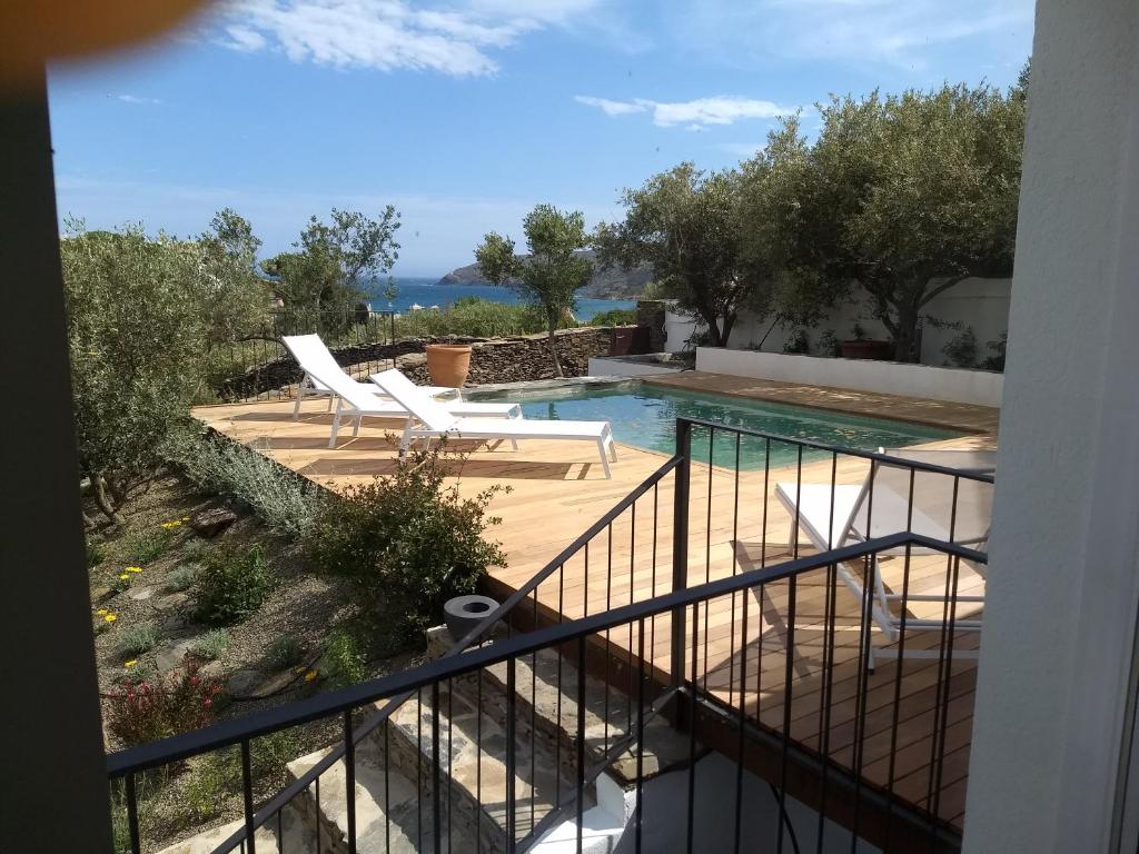 Blick vom Balkon einer Villa mit Pool in der Unterkunft Casa Margot2 in Cadaqués