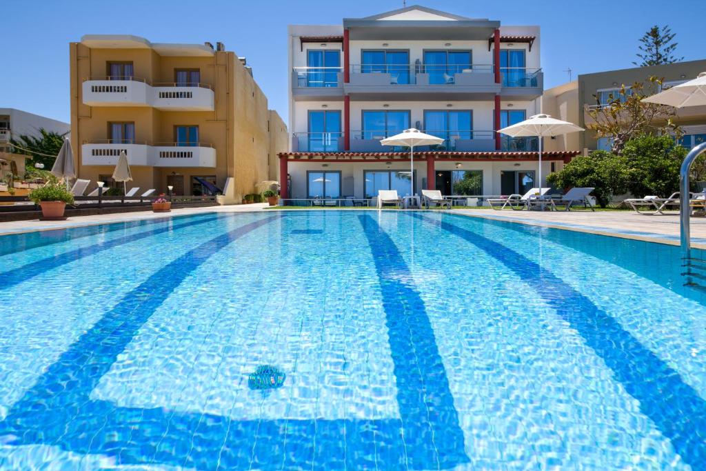 una grande piscina di fronte a un edificio di Giannarakis Beach a Stalós