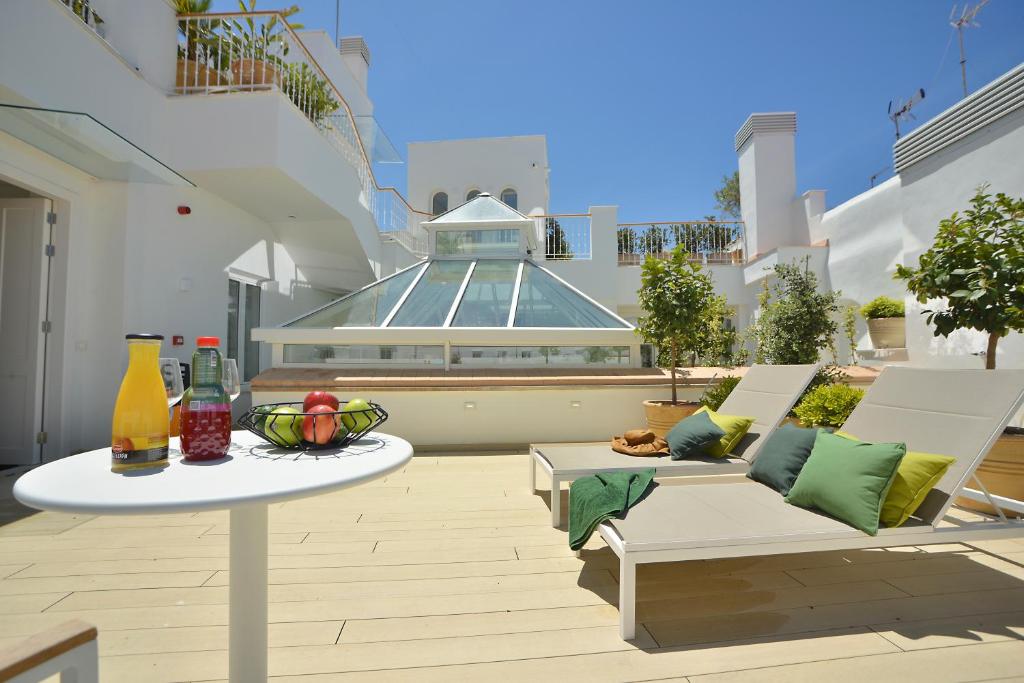 Plaza Mina Suites - Adults Recommended by Luxury Suites Cadiz tesisinde bir balkon veya teras