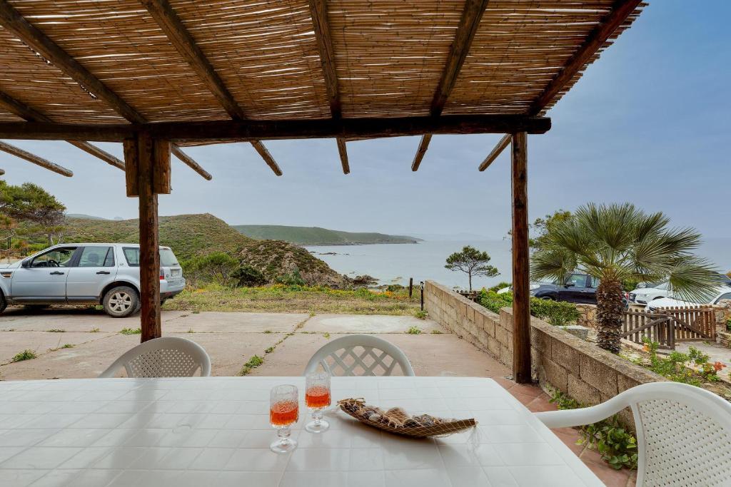 een tafel met twee glazen en een bord eten erop. bij La vista di Mondo in Torre Dei Corsari