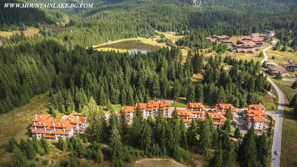 een luchtzicht op een resort in een bos bij “Family аpart - Смолянски езера“ in Smolyan