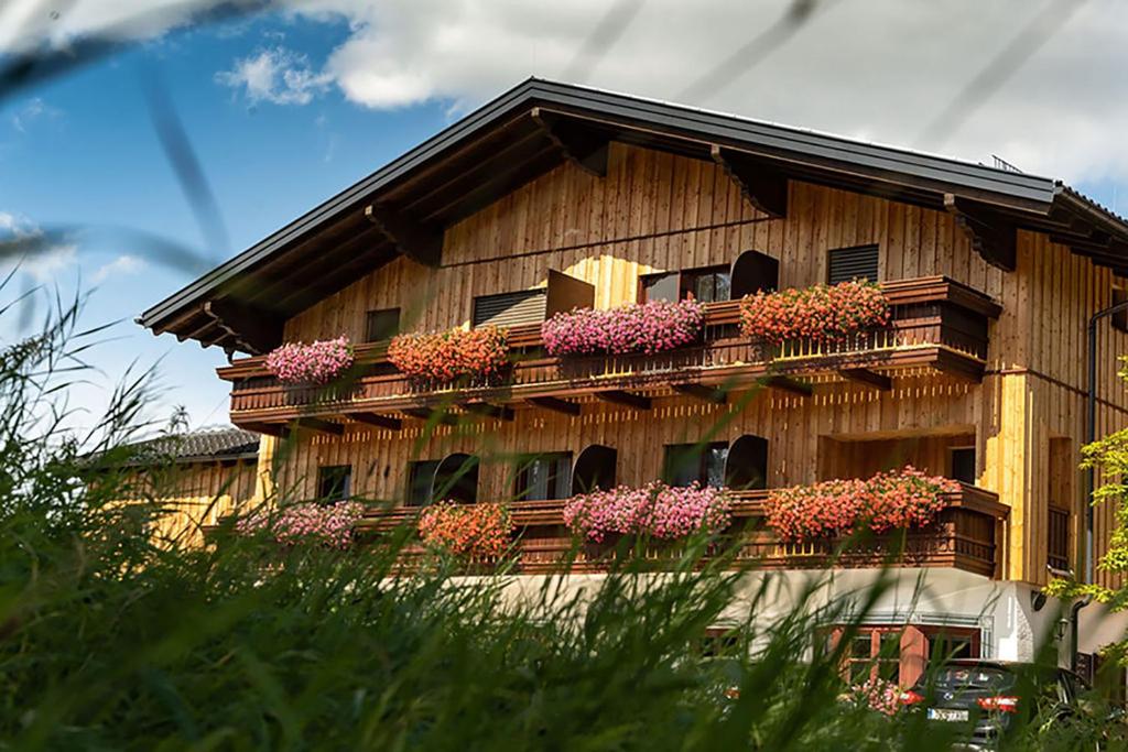 un edificio con fioriere sul lato di esso di Gasthof Steinerwirt a Grossgmain