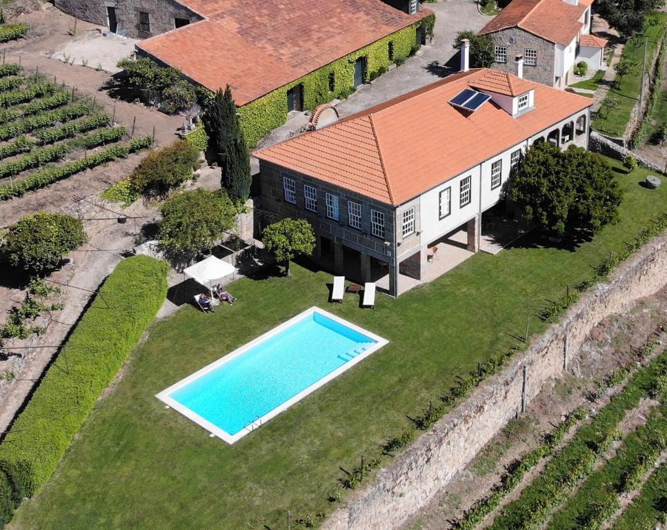 ラメーゴにあるQuinta da Portela - Casa Visconde Arneirosのスイミングプール付きの家屋の空中ビュー